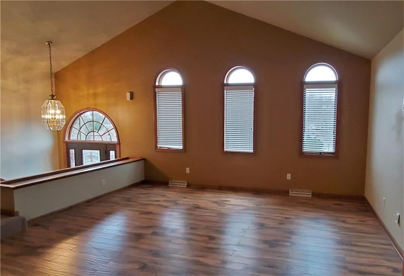 119 Castlebrooke Dr - Photo 2 of 25