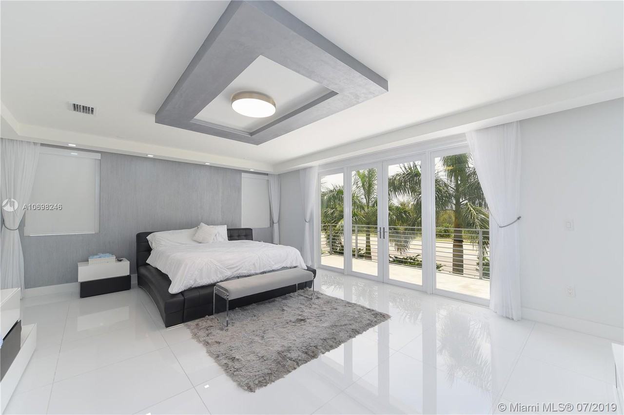 10320 Northwest 74th Terrace - Photo 3 of 15