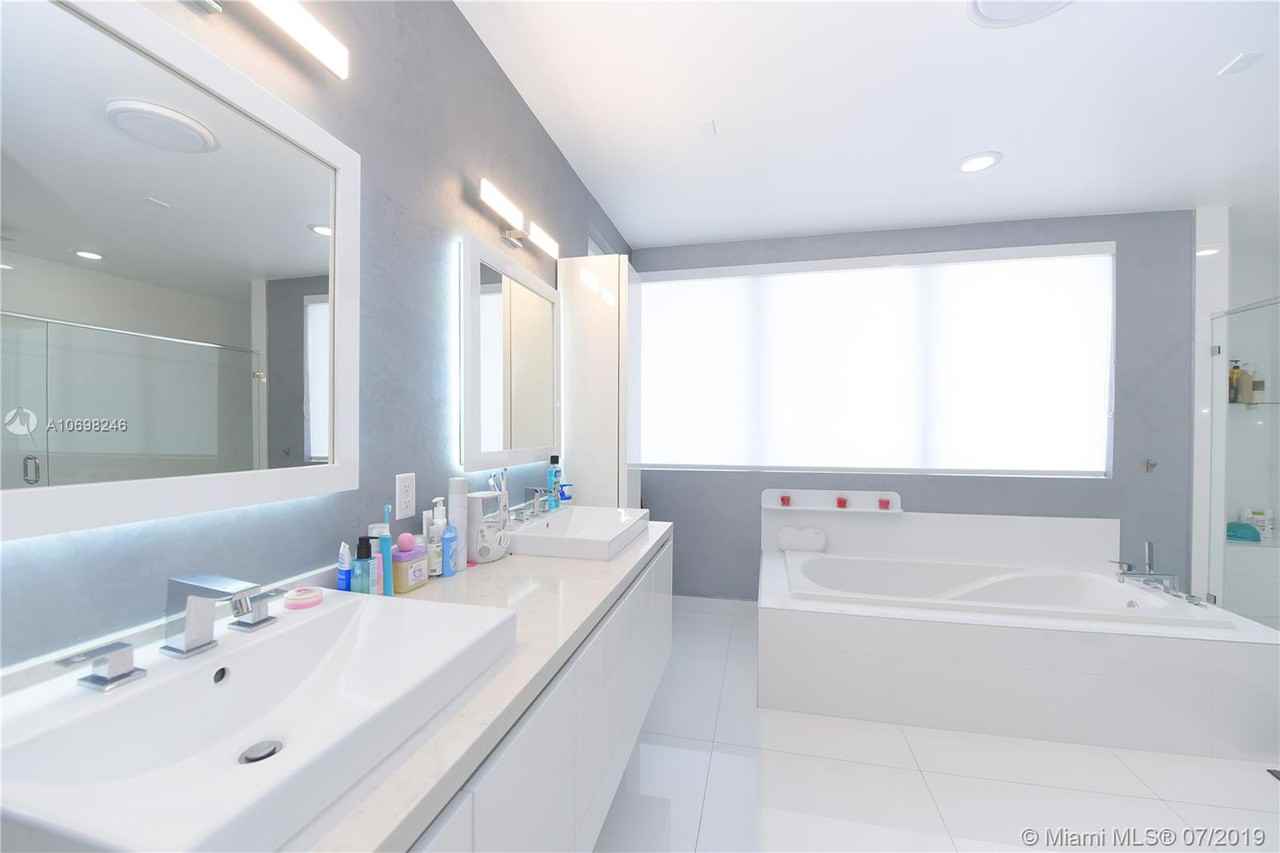 10320 Northwest 74th Terrace - Photo 4 of 15