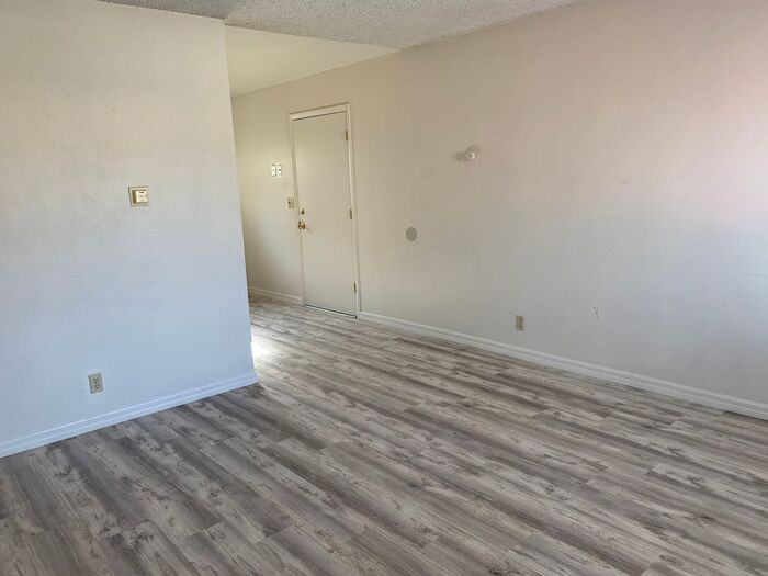 401 South Valencia Boulevard - Photo 3 of 14