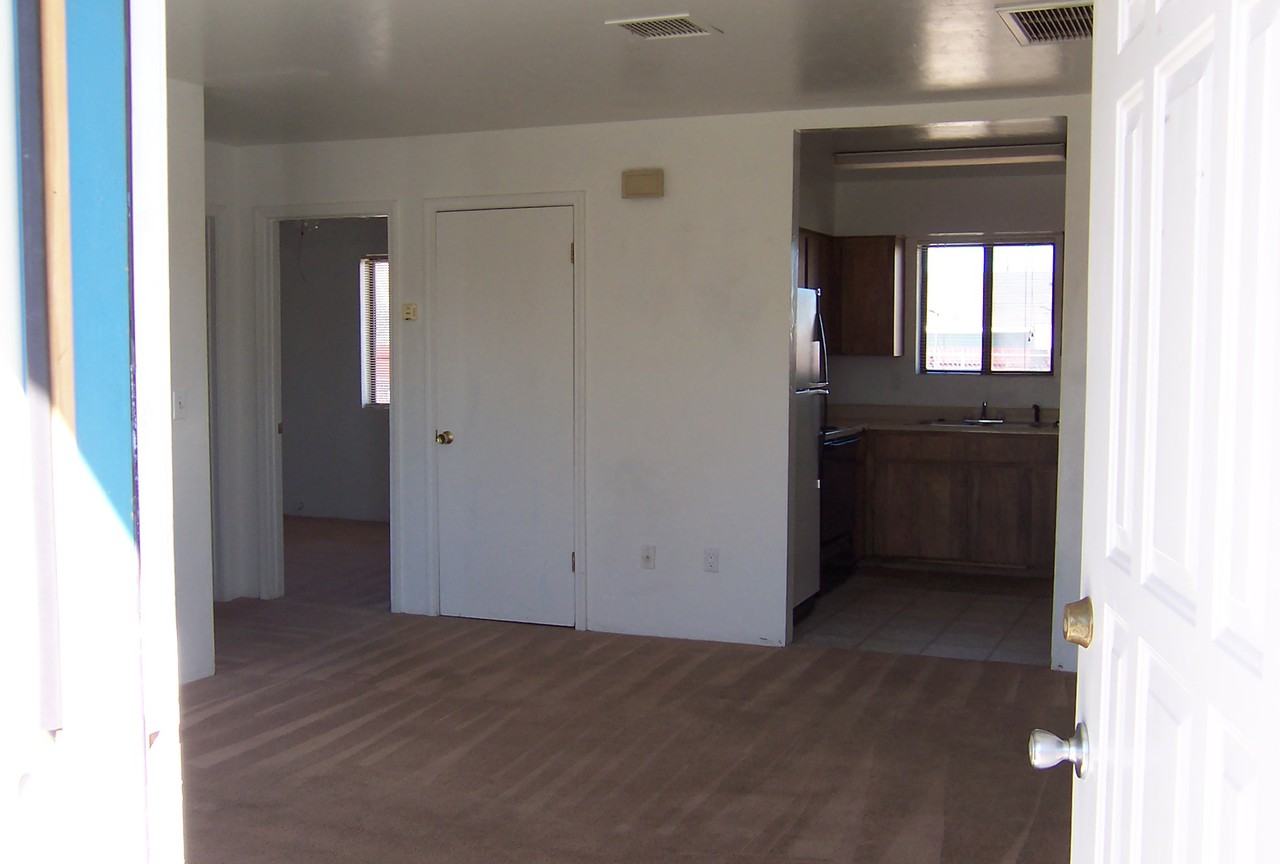 3140 N Greg Dr - Photo 3 of 8