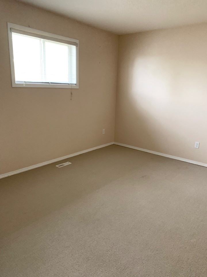 826 Red Crow Boulevard W - Photo 3 of 13