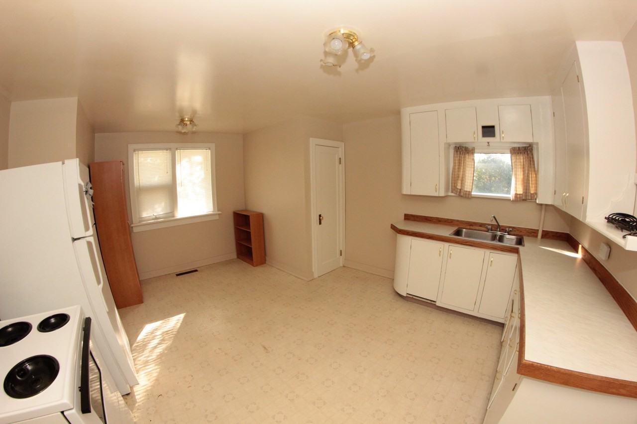 8 8 Street S - Photo 3 of 11