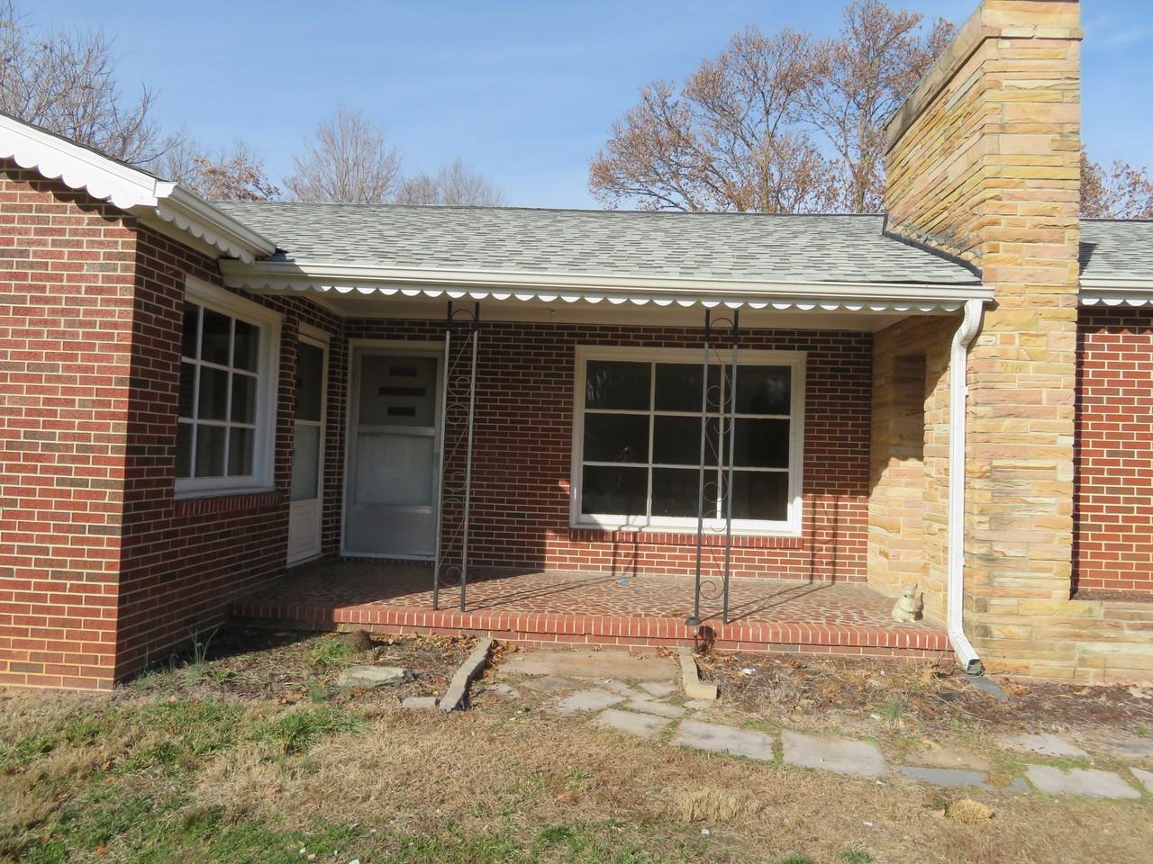 914 Reeves Dr - Photo 2 of 10