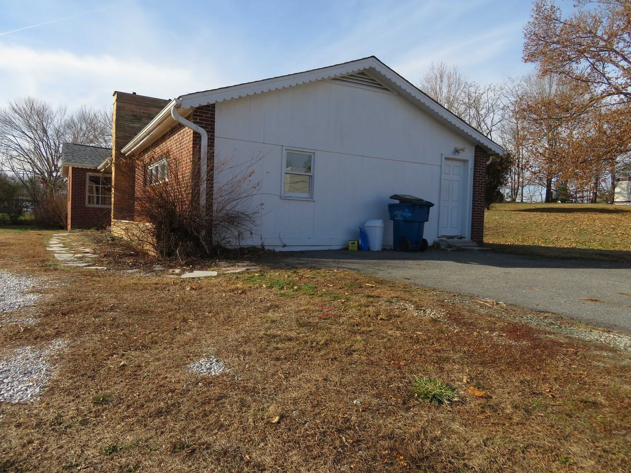 914 Reeves Dr - Photo 3 of 10