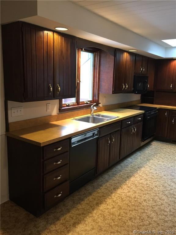 437 Lime Rock Rd - Photo 3 of 25