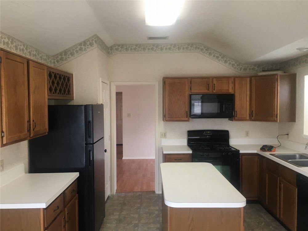 811 Miles Ln - Photo 3 of 12