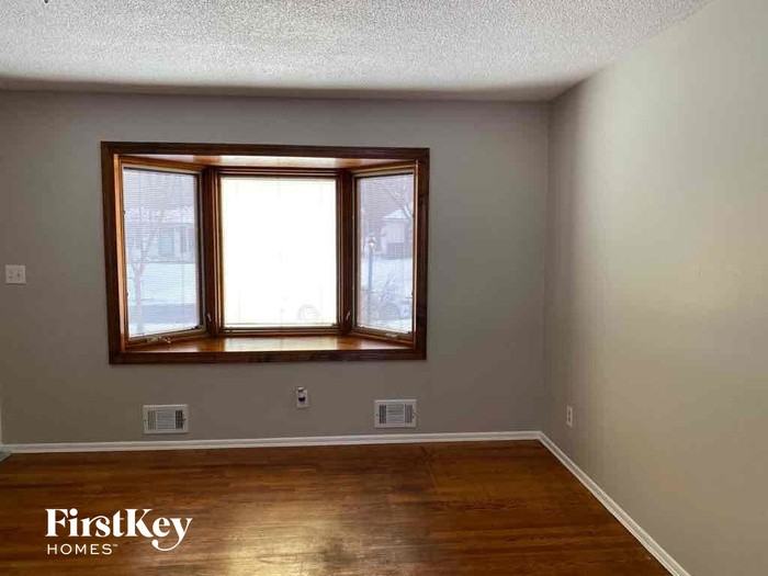 6415 North Walrond Avenue - Photo 2 of 10