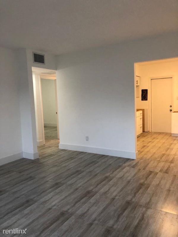 1320 Ne 118 St 1322 - Photo 3 of 7