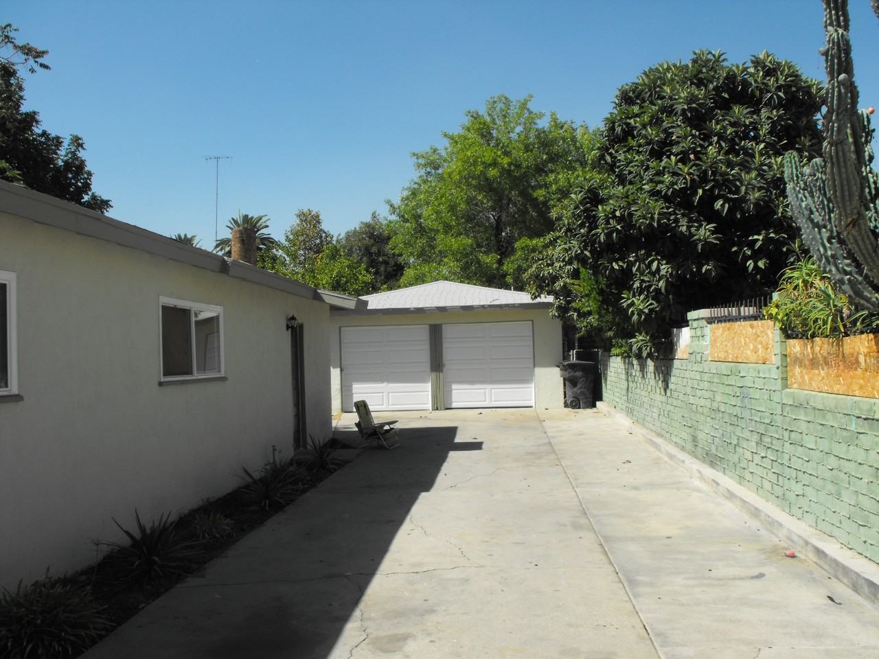 216 E Olive St - Photo 2 of 8