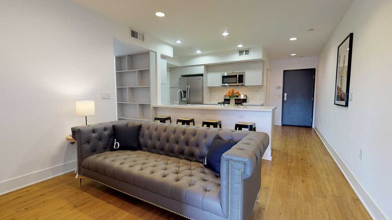 Luxury West LA apartment off the 405 - Photo 2 of 14