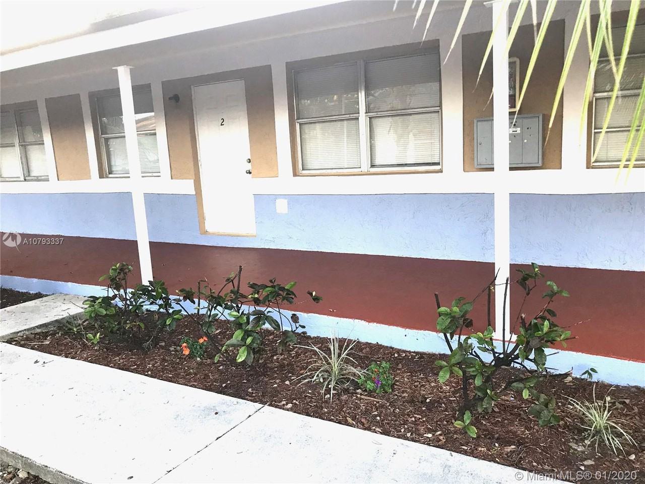 208 Northwest 10th Street ##1 - Photo 2 of 8