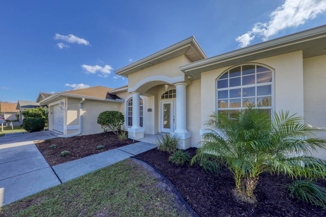 12438 Roseland Dr - Photo 3 of 50