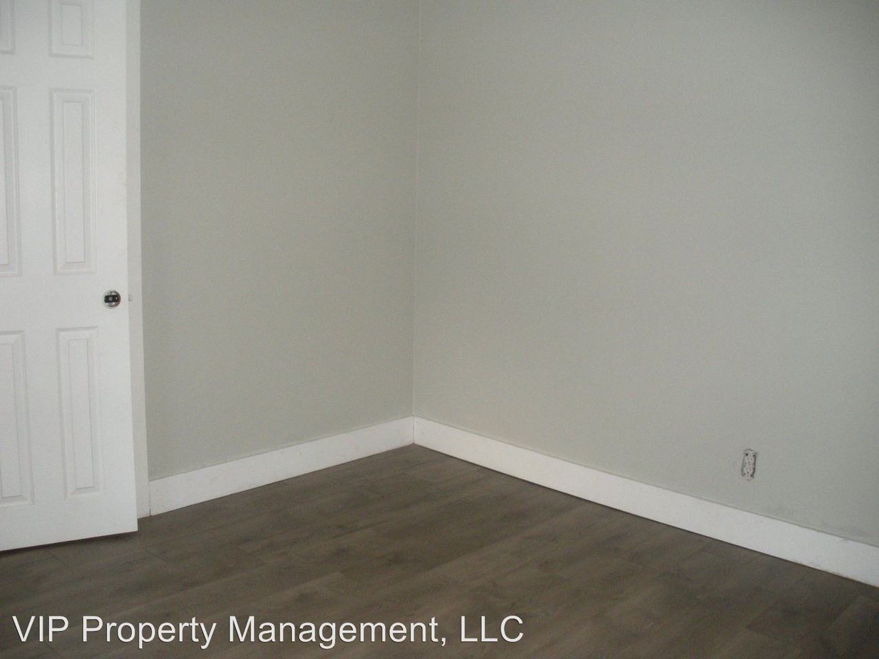 313 S Division St Front - Photo 3 of 8