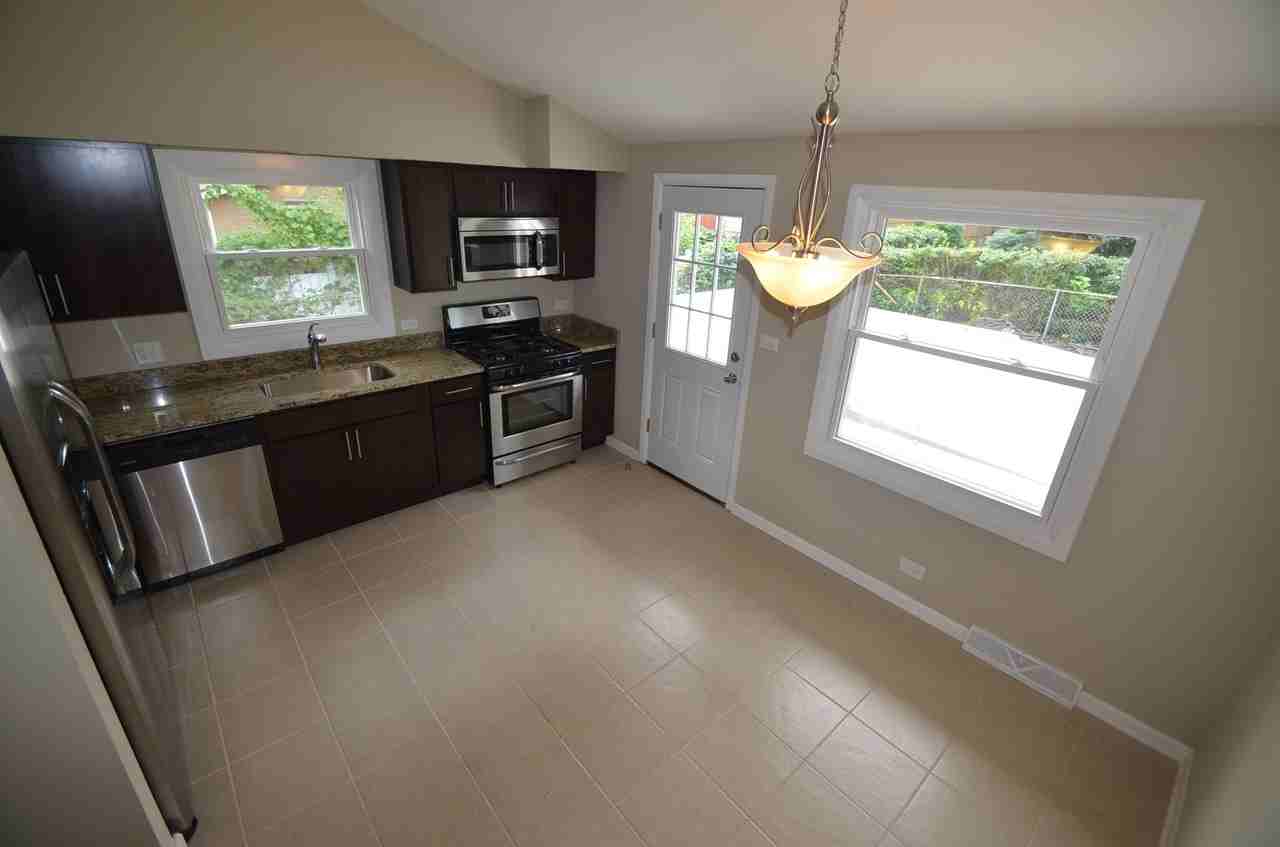 8541 N Shermer Rd - Photo 3 of 14