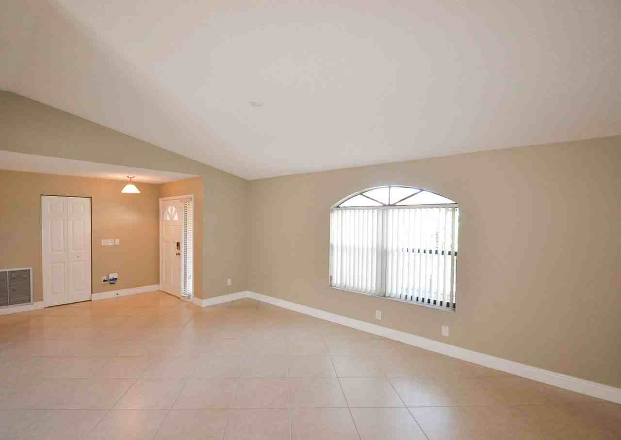 6251 Sedgewyck Cir W - Photo 3 of 19