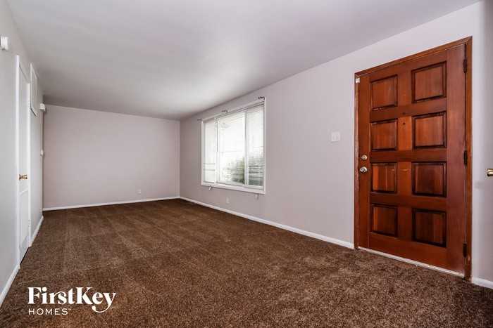 6616 Oakview Drive North - Photo 3 of 15