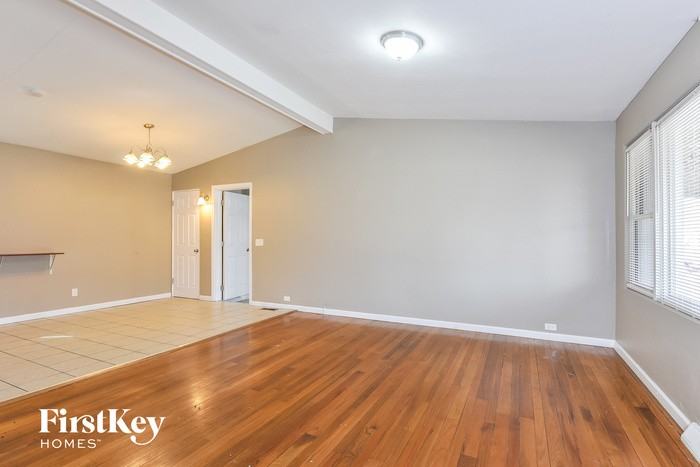 8 Queen Ann Drive - Photo 3 of 15