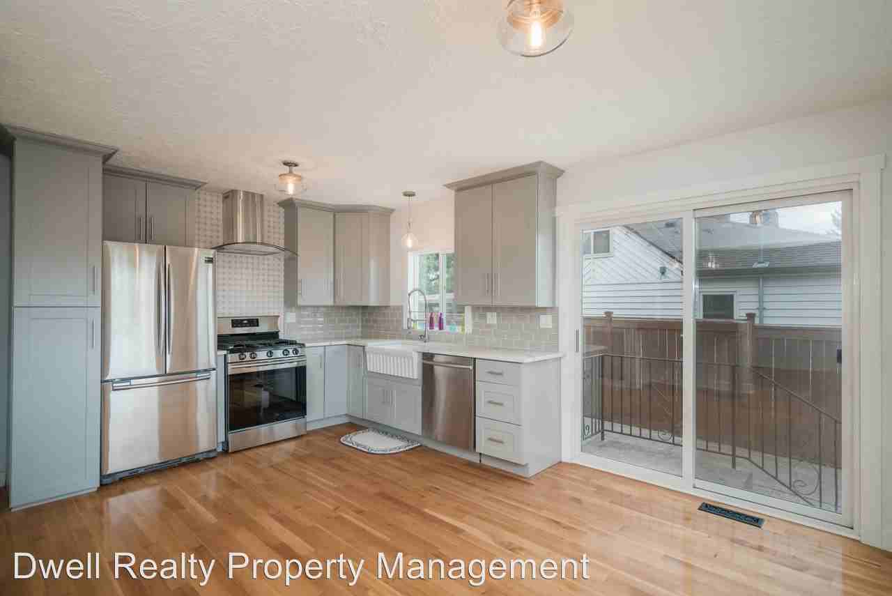 4323 Ne 66th Ave. - Photo 3 of 38