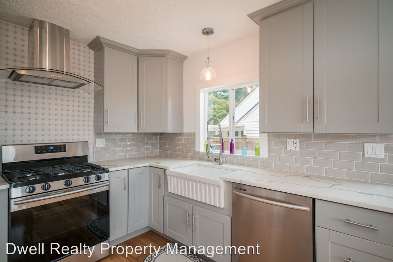 4323 Ne 66th Ave. - Photo 2 of 38