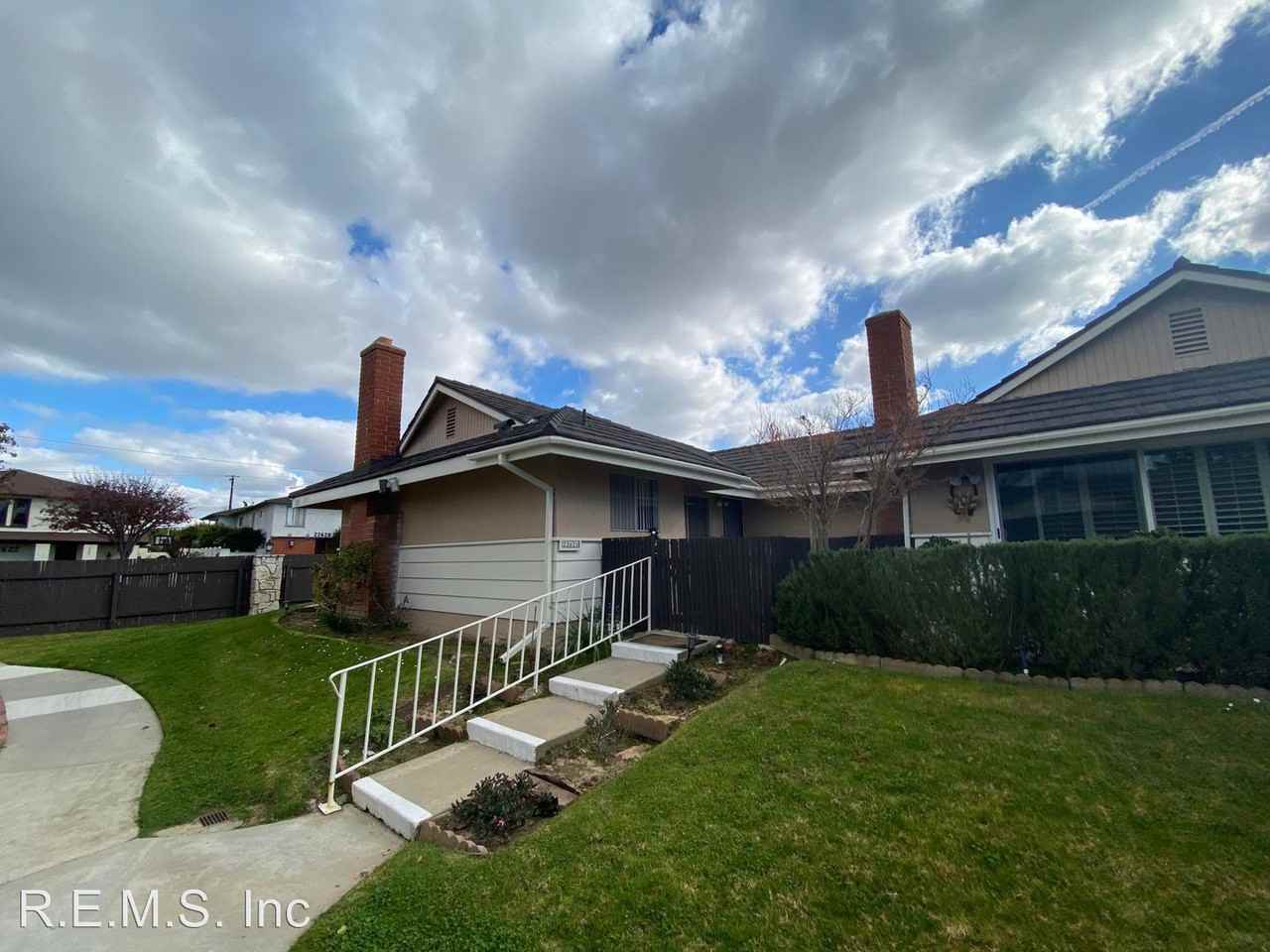 22621 Maple Ave - Photo 2 of 27