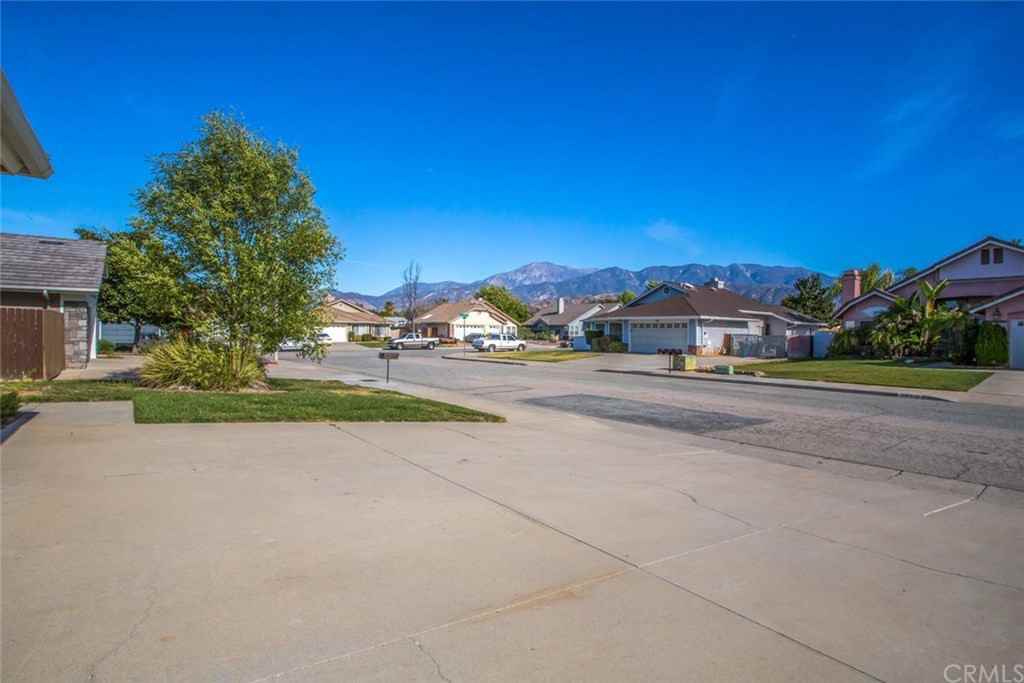 1062 Cling Way - Photo 3 of 21