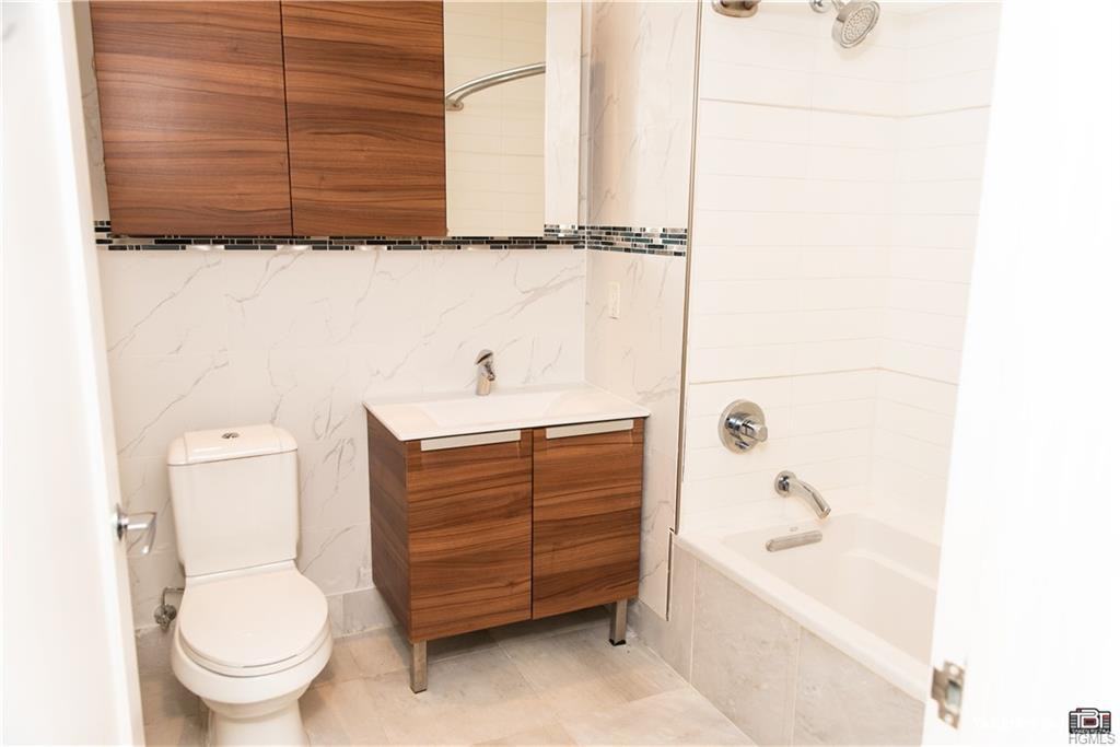 701 Ridge Hill Boulevard 5l - Photo 2 of 15