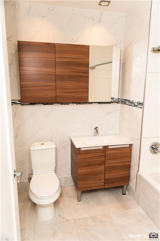 701 Ridge Hill Boulevard 5l - Photo 3 of 15