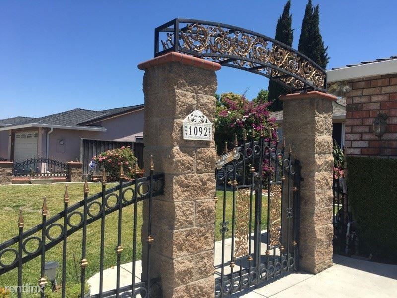 1092 Keldon Dr - Photo 2 of 18