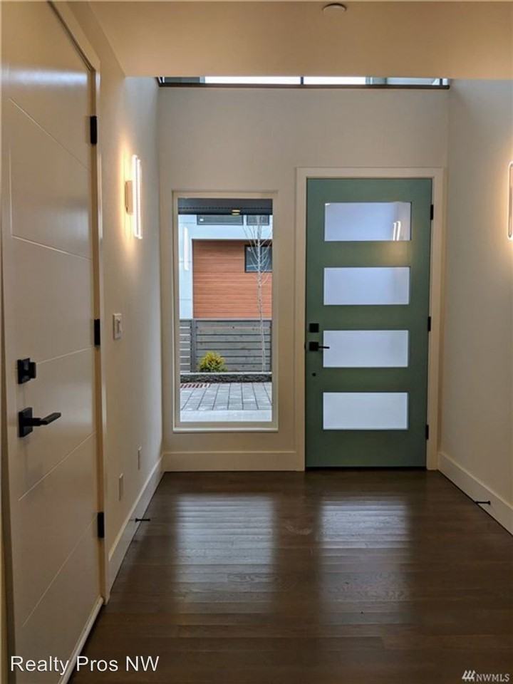 10123 Ne 63rd St. - Photo 2 of 22