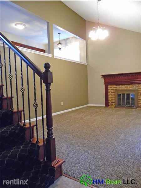 1015 NE 73 St - Photo 2 of 32