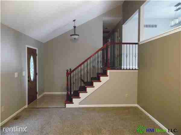 1015 NE 73 St - Photo 3 of 32