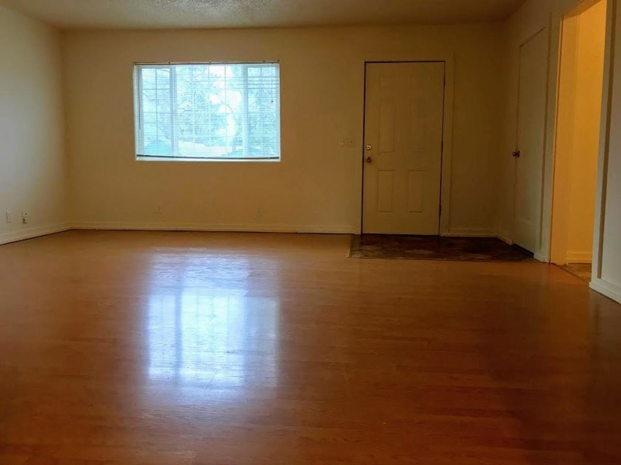 370 Se Gregory Dr - Photo 3 of 13