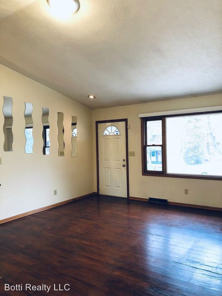 220 S. Gardiner Ave - Photo 2 of 16