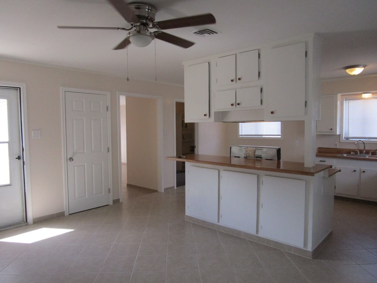 351 N Houston St - Photo 3 of 20