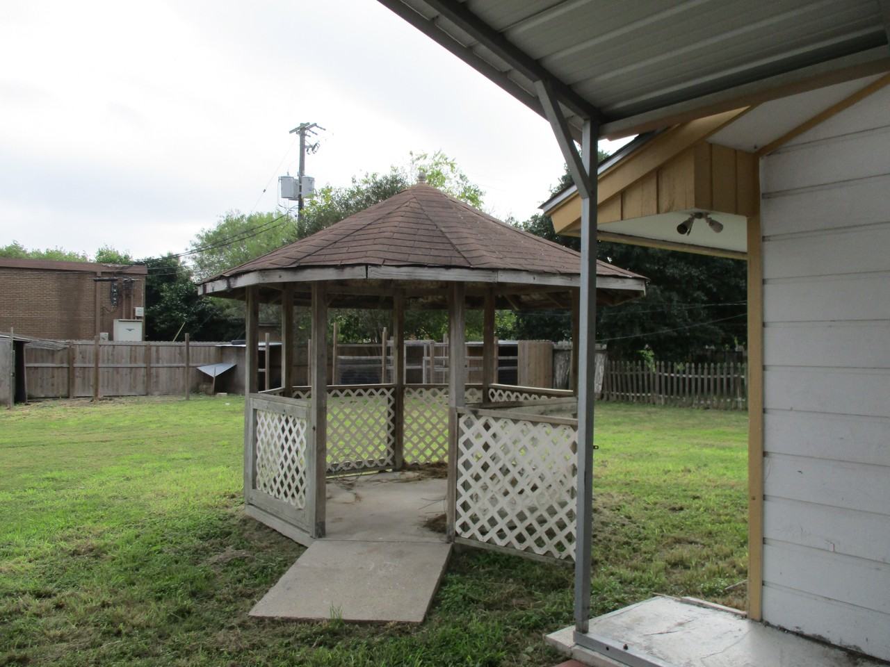 2762 Avenue C - Photo 3 of 4