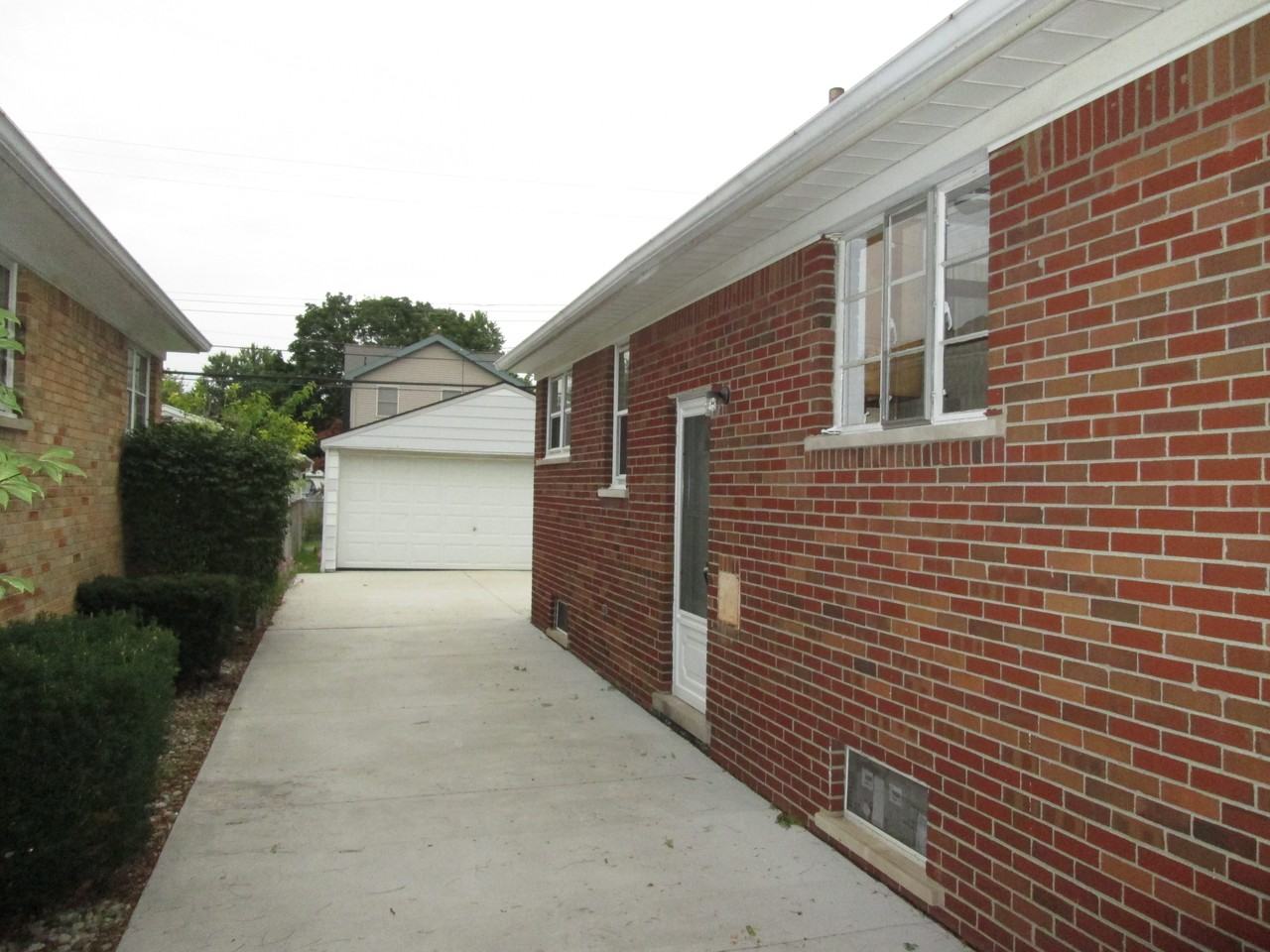 15578 Regina Ave - Photo 2 of 12