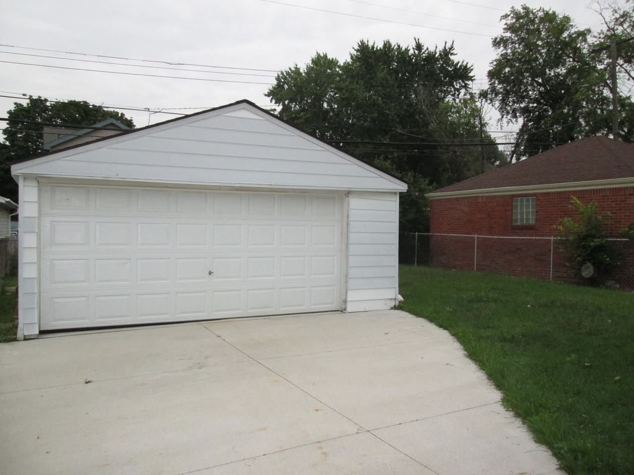 15578 Regina Ave - Photo 3 of 12