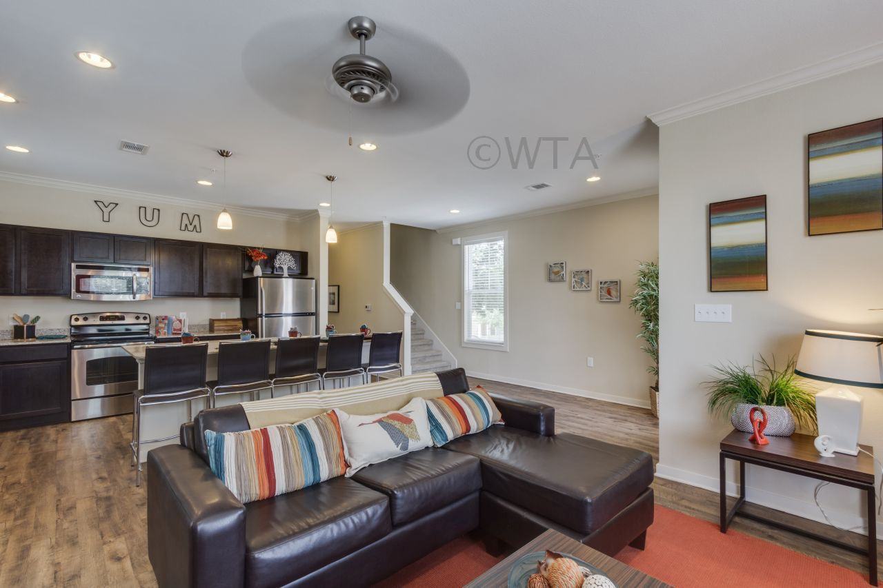 1350 N LBJ Dr. - Photo 2 of 10