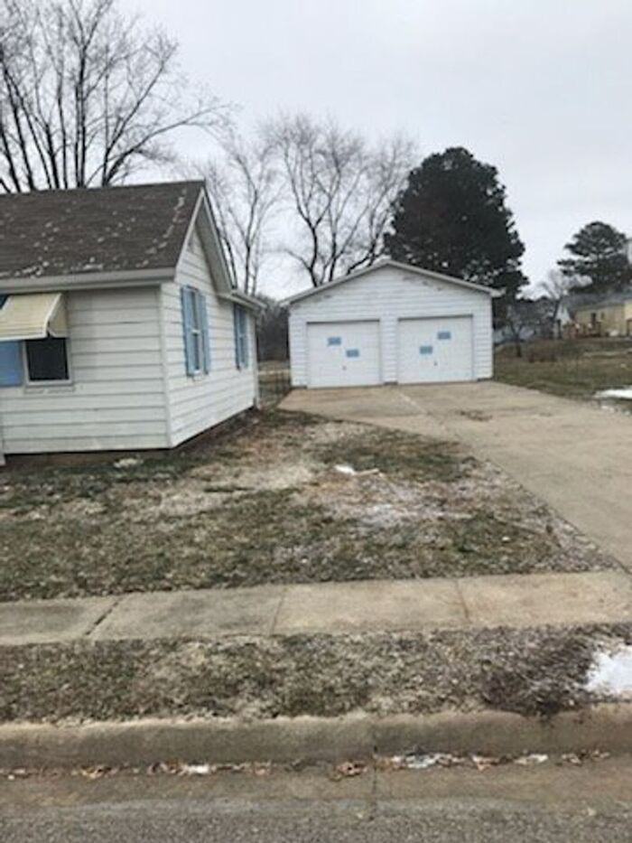 906 North Maple Street - Photo 2 of 4