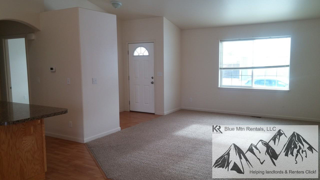 747 NE Sedona Ln - Photo 2 of 4