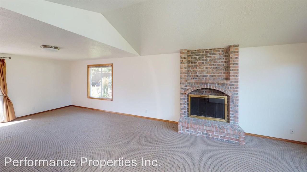 7520 Se Brigid Place - Photo 3 of 14