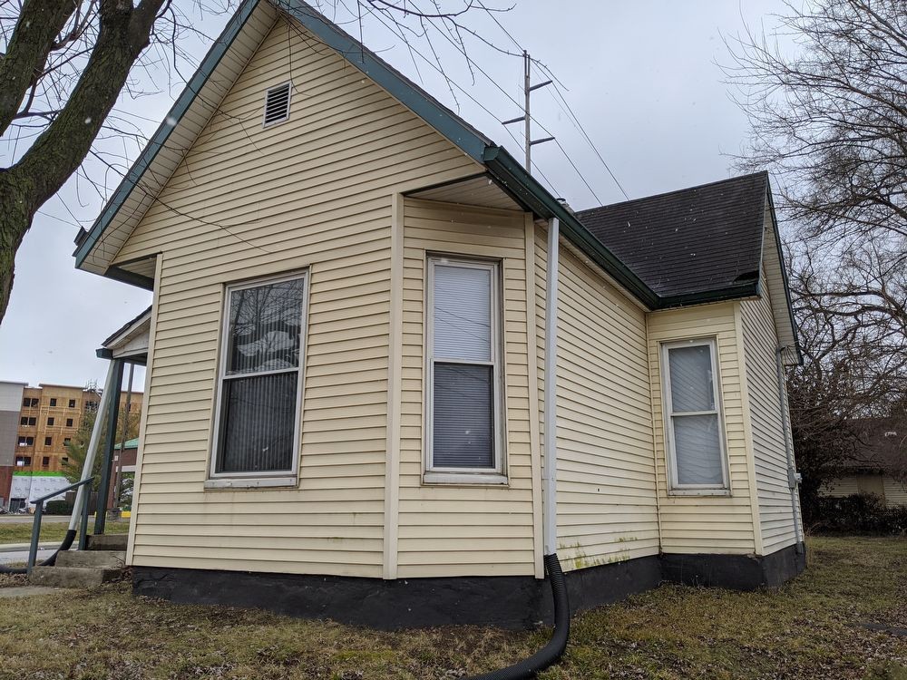 1801 W 10th St - Photo 2 of 20