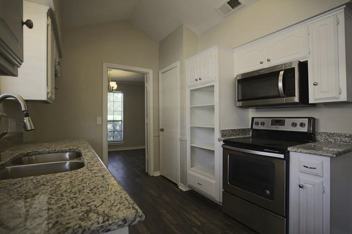1922 Robin Meadow Drive - Photo 3 of 8