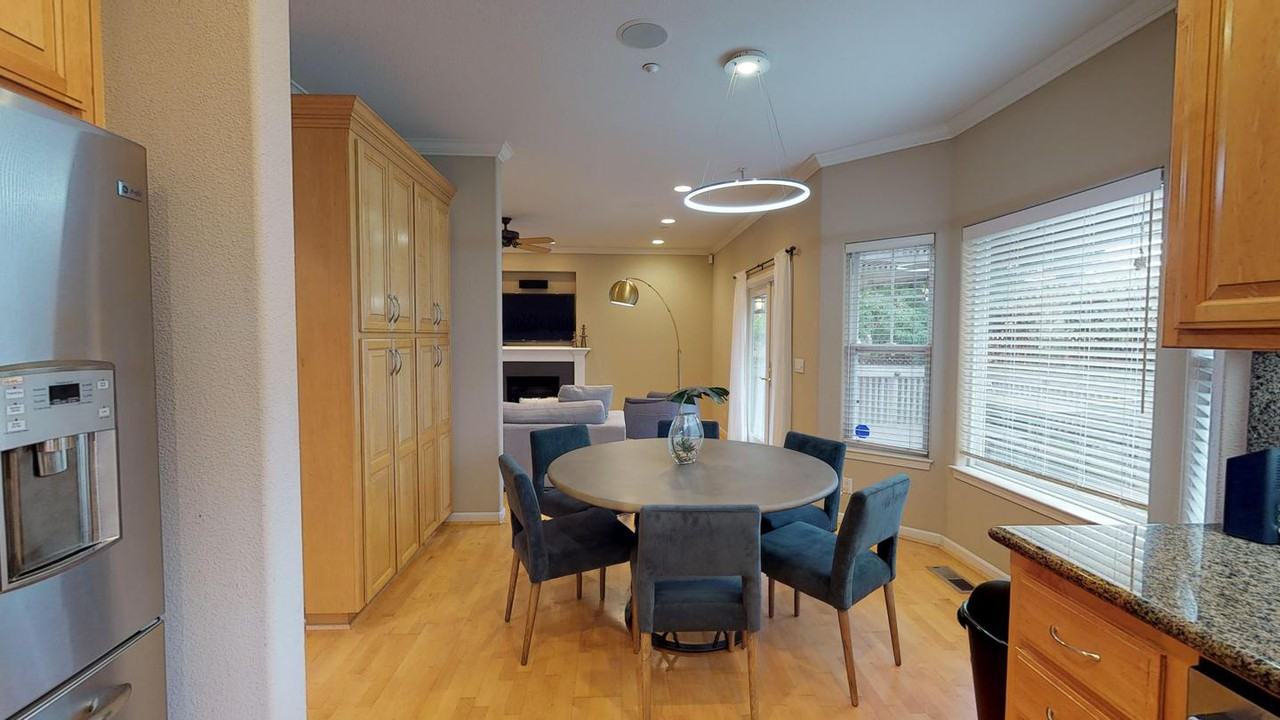 Elegant Sunnyvale home with backyard patio - Photo 4 of 13