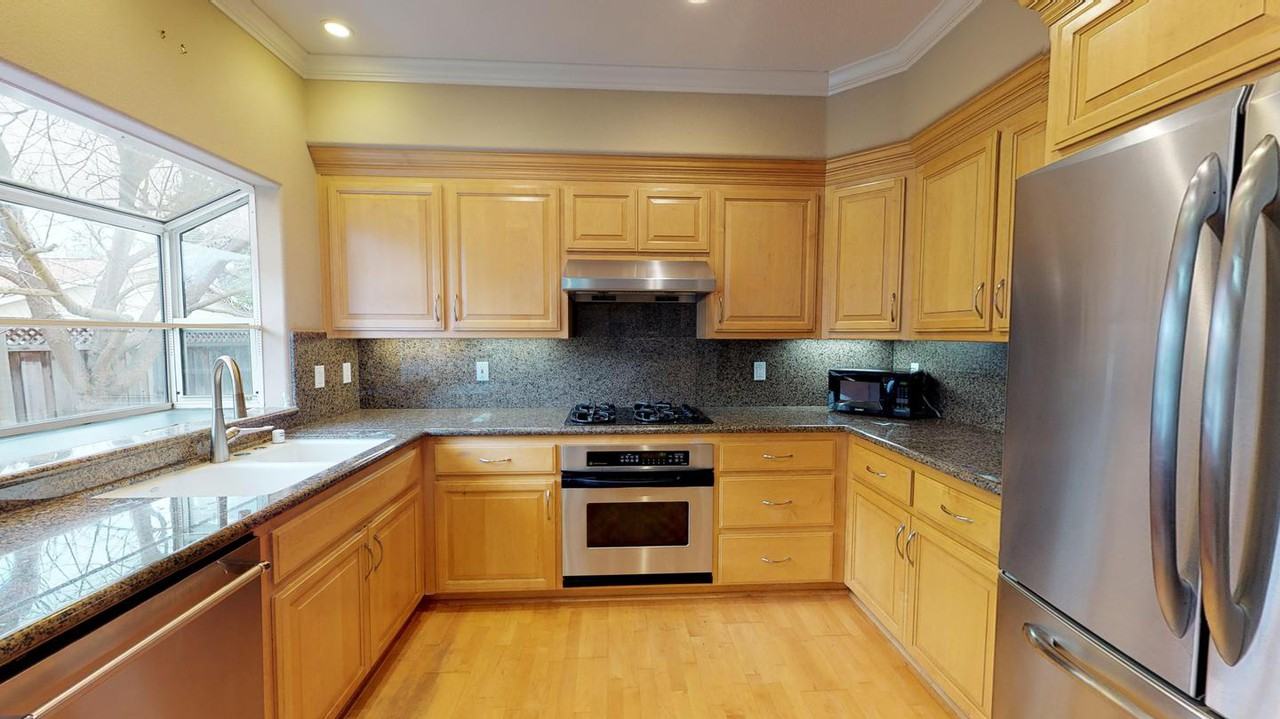 Elegant Sunnyvale home with backyard patio - Photo 5 of 13