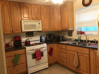 39-01 Dobrin Ct Apt B - Photo 2 of 8