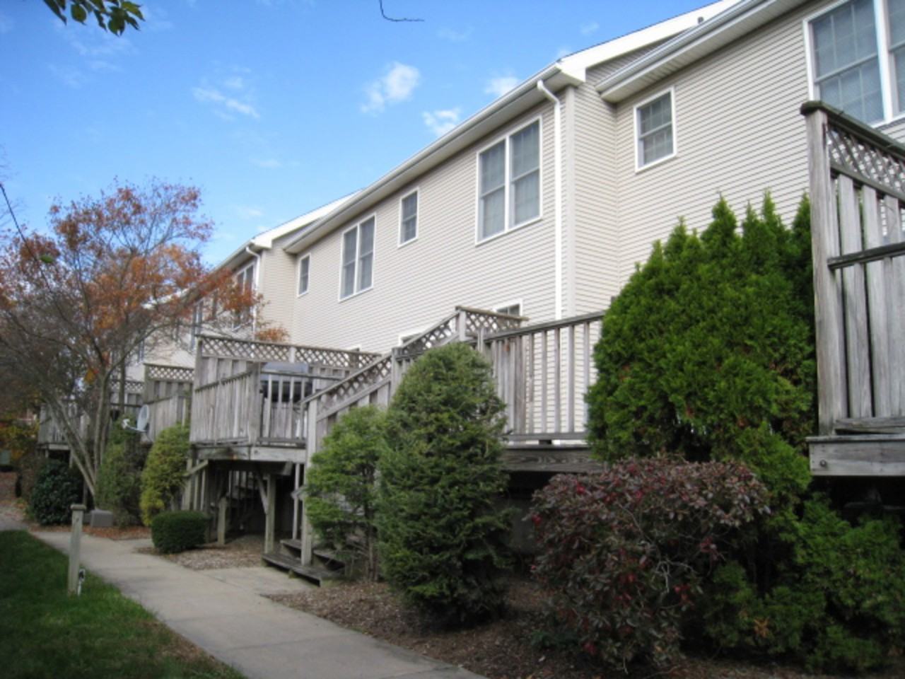 1005 Saybrook Rd - Photo 2 of 3