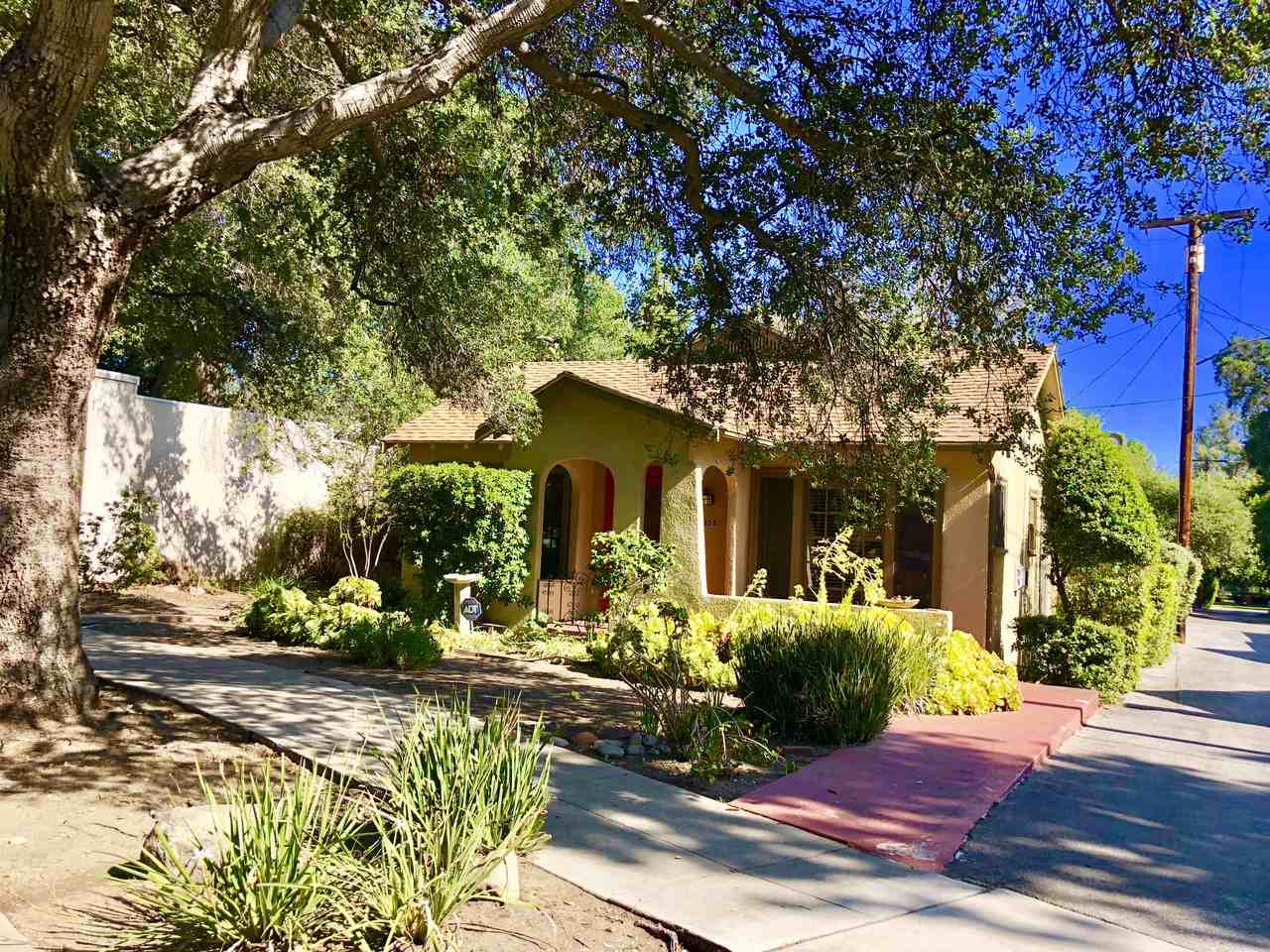 320 W 11th St - Photo 2 of 16