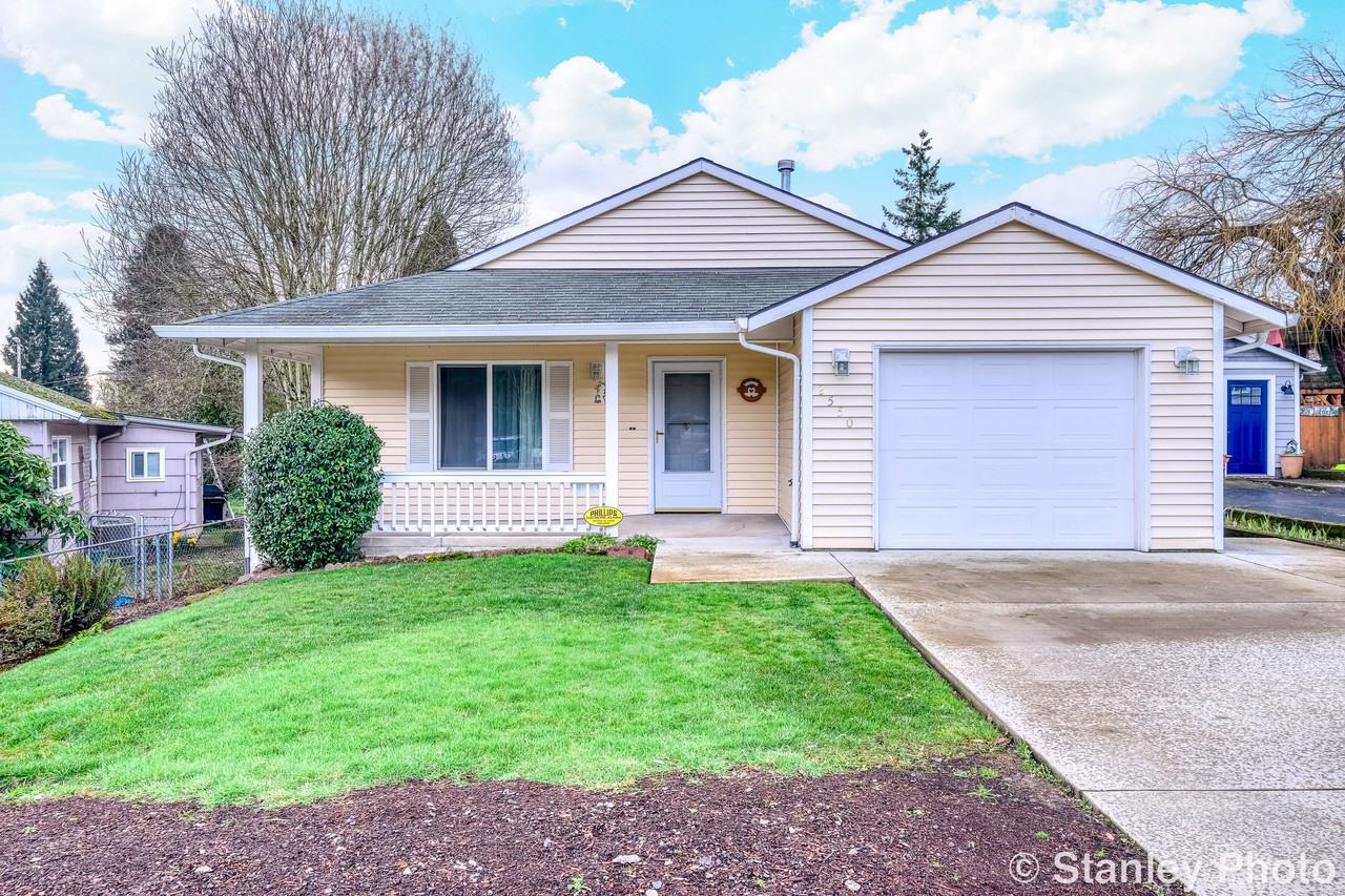 2550 Oxford St - Photo 2 of 20